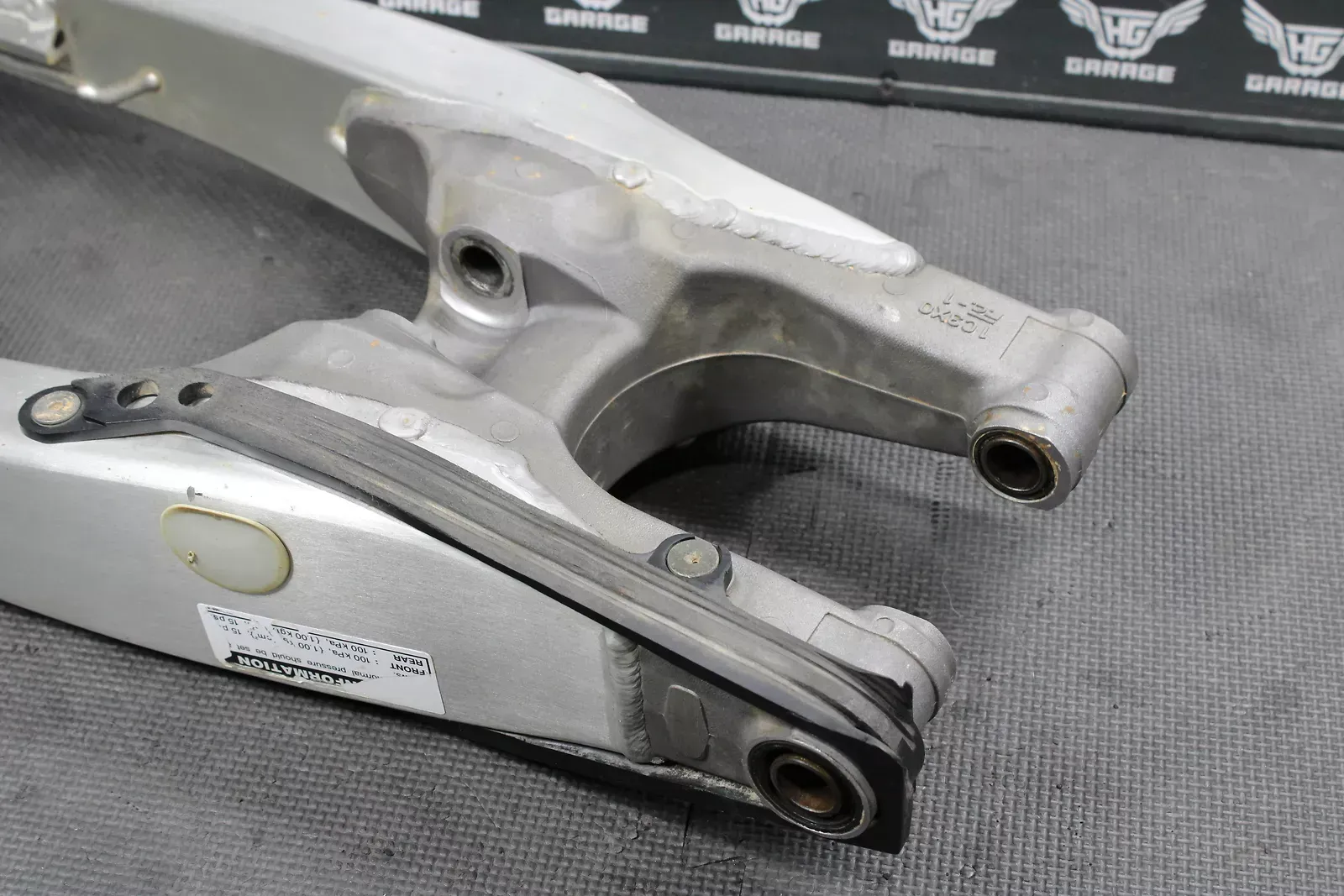 2006 YAMAHA YZ250F OEM SWINGARM SWING ARM SUSPENSION 1C3-22110-50-00