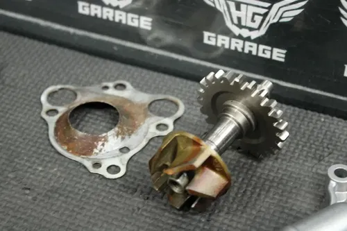 1999 97-04 HONDA CR125R OEM ENGINE WATER PUMP W HOUSING 19221-KZ4-B00