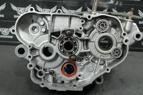 2004 KAWASAKI 97-05 KDX220R OEM LEFT RIGHT ENGINE MOTOR CRANKCASE CRANK NICE!