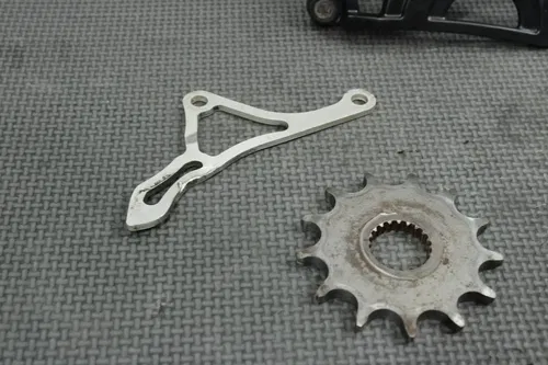 2015 YAMAHA YZ250F OEM MOTOR ENGINE FRONT SPROCKET COVER 1SL-15421-00-00