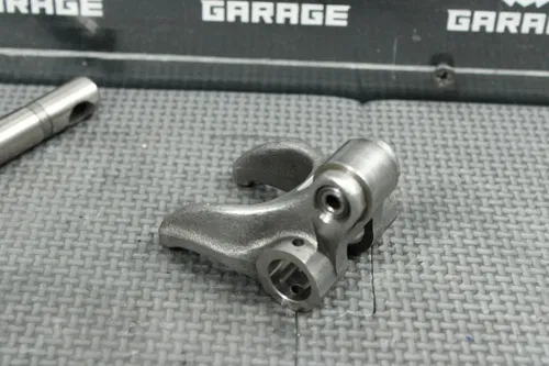 207 HONDA 04-07 CRF250R ENGINE CYLINDER HEAD EXHAUST ROCKER ARM SHAFT