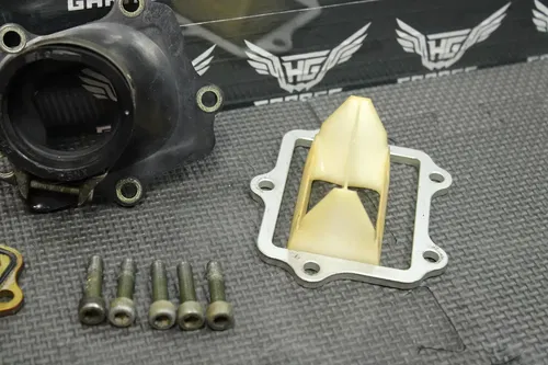 2001 97-01 YAMAHA YZ250 OEM INTAKE REED BLOCK ASSEMBLY 4XL-13610-00-00