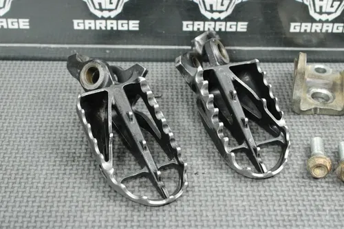 2002 HONDA CR125R OEM FOOT PEGS PEDALS FRAME STAND FOOTPEG PEDAL