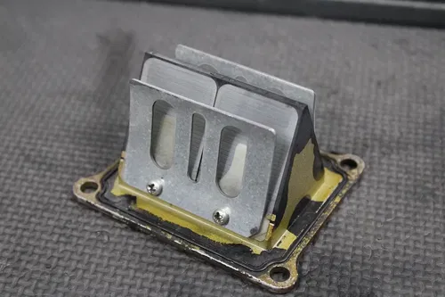 1996 SUZUKI RM125 OEM INTAKE REED BLOCK ASSEMBLY 13110-36E01