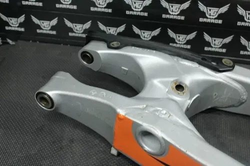 2002 YAMAHA WR426F OEM SWINGARM SWING ARM SUSPENSION PIVOT ARM 5NY-22110-00-00