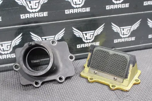 2002 SUZUKI RM250 K2 OEM INTAKE REED BLOCK ASSEMBLY NICE! 13110-37F00