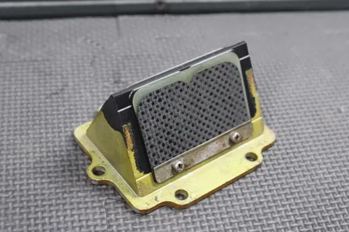 2002 SUZUKI RM250 K2 OEM INTAKE REED BLOCK ASSEMBLY NICE! 13110-37F00