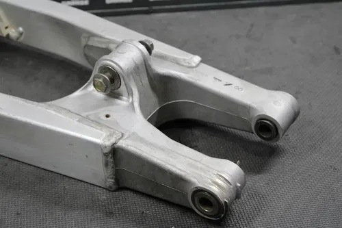 2001 SUZUKI RM125 RM250 K1 OEM SWINGARM SWING ARM SUSPENSION 61000-37E20