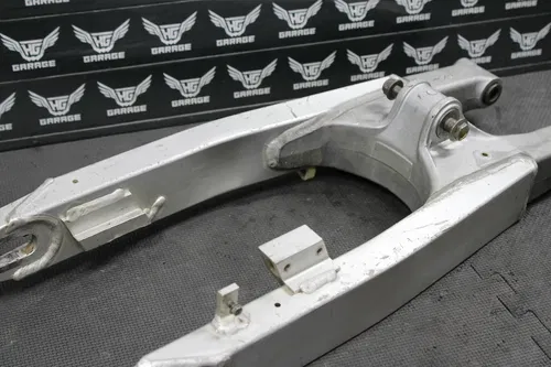 2001 SUZUKI RM125 RM250 K1 OEM SWINGARM SWING ARM SUSPENSION 61000-37E20