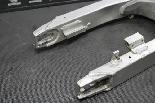 2001 SUZUKI RM125 RM250 K1 OEM SWINGARM SWING ARM SUSPENSION 61000-37E20