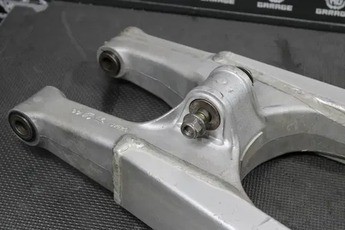2001 SUZUKI RM125 RM250 K1 OEM SWINGARM SWING ARM SUSPENSION 61000-37E20