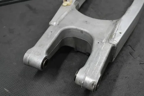 2001 SUZUKI RM125 RM250 K1 OEM SWINGARM SWING ARM SUSPENSION 61000-37E20
