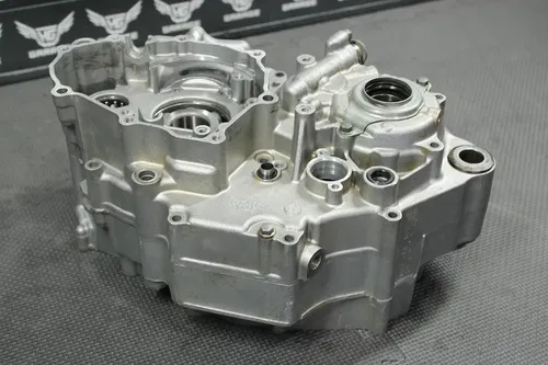 2005 YAMAHA YZ450F OEM LEFT RIGHT ENGINE MOTOR CRANKCASE CRANK CASES BLOCK