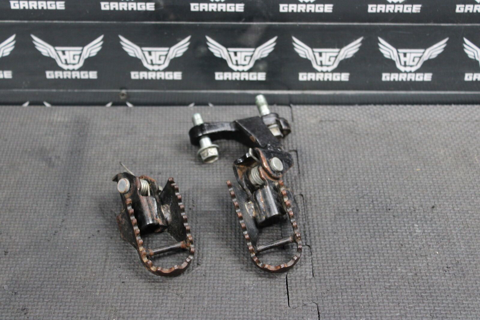 2004 SUZUKI DRZ250 01-07 OEM FOOT PEGS PEDALS FRAME 