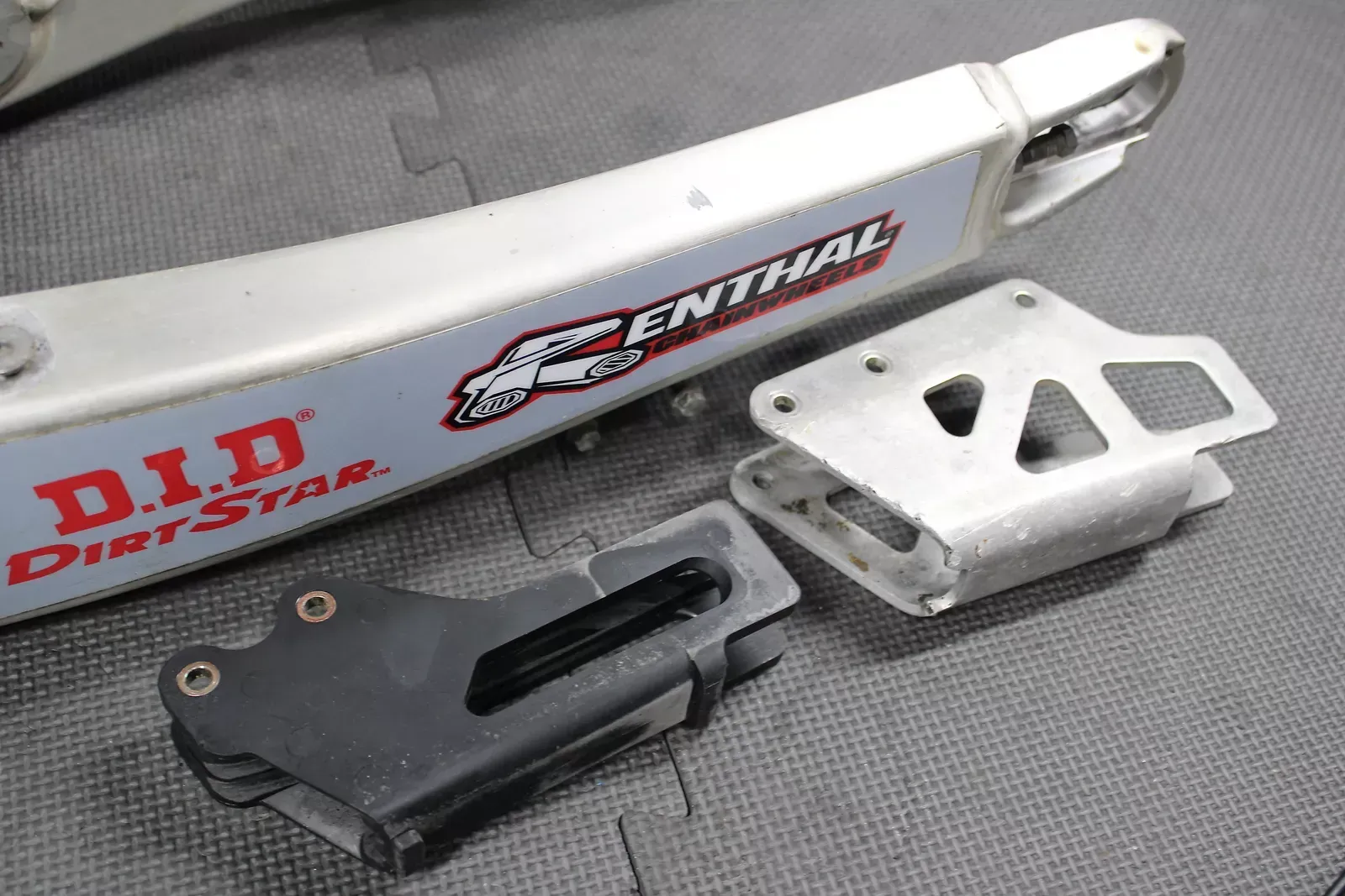 2005 YAMAHA YZ125 OEM SWINGARM SWING ARM SUSPENSION 99999-03641-00