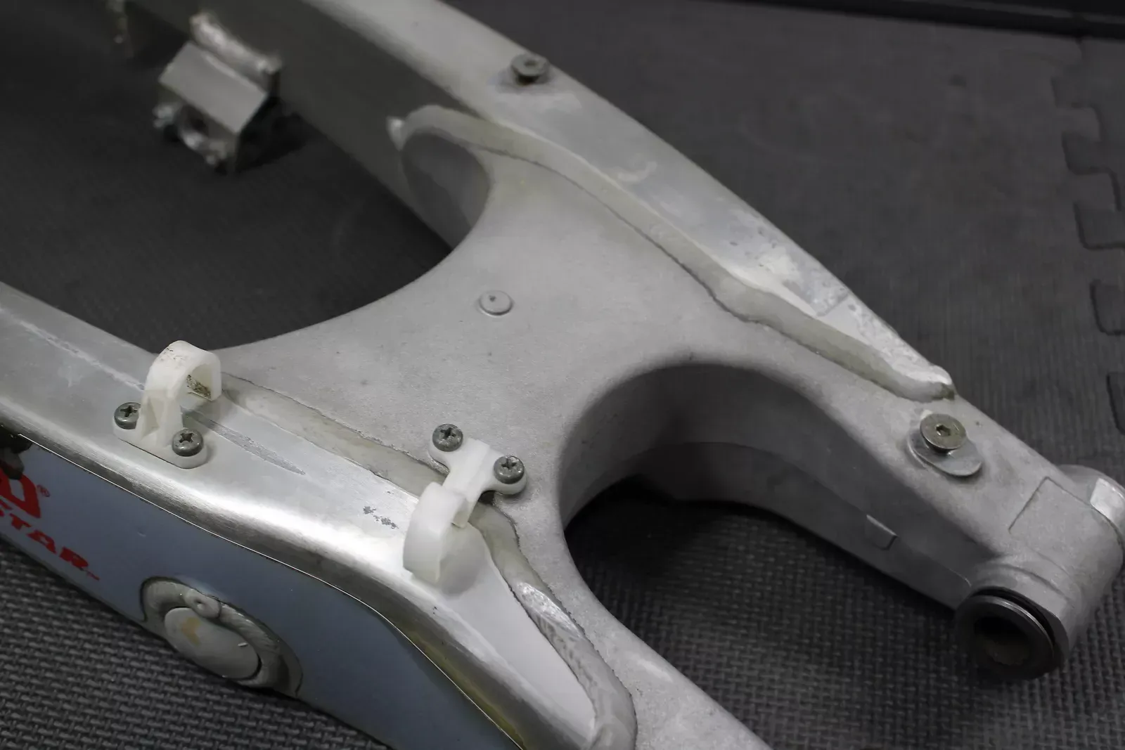 2005 YAMAHA YZ125 OEM SWINGARM SWING ARM SUSPENSION 99999-03641-00