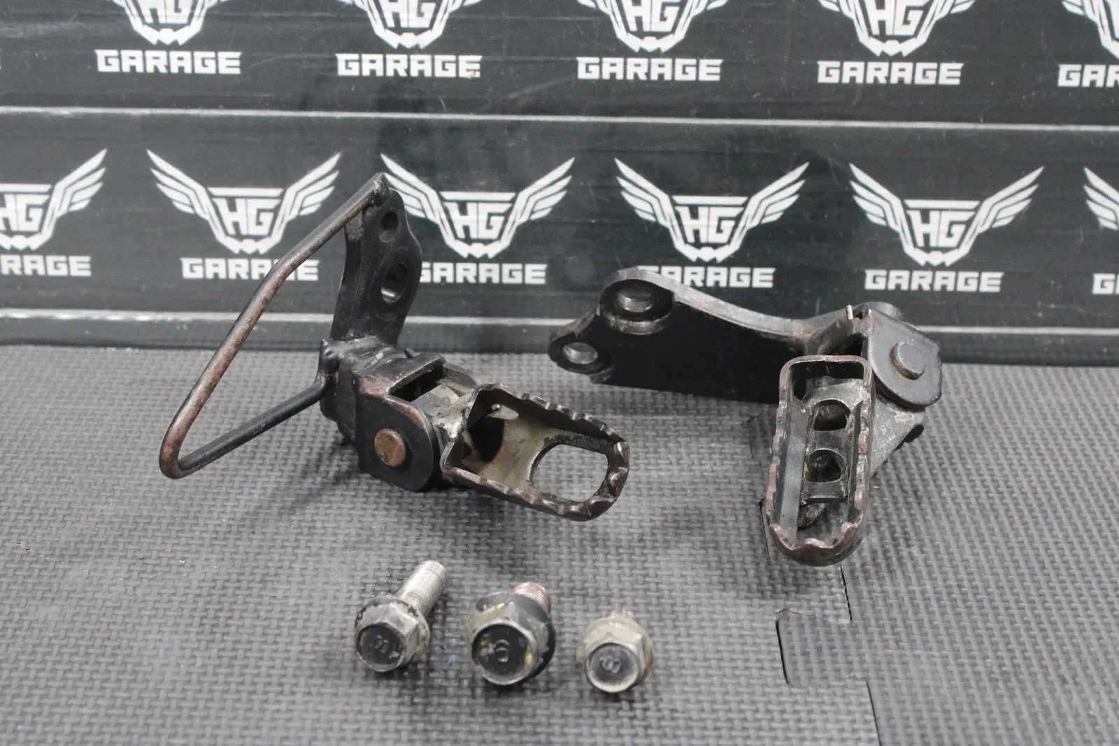 1987 87-22 YAMAHA TW200 OEM FOOT PEGS PEDALS FRAME STAND FOOTPEG PEDAL FOOTREST