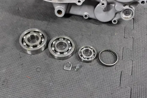 1999 SUZUKI RM125 OEM LEFT ENGINE MOTOR CRANKCASE CRANK CASE BOTTOM END
