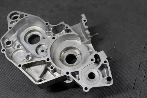 1999 SUZUKI RM125 OEM LEFT ENGINE MOTOR CRANKCASE CRANK CASE BOTTOM END