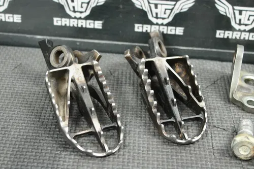 2004 HONDA CRF450R OEM FOOT PEGS PEDALS FRAME STAND HARDWARE BRACKETS
