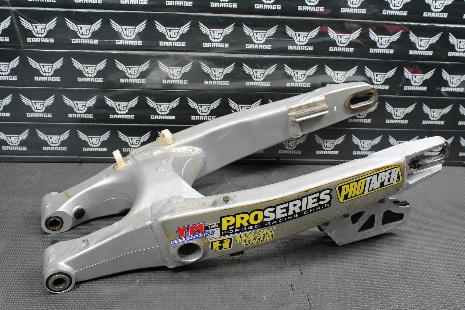 1999 YAMAHA YZ400F OEM SWINGARM SWING ARM SUSPENSION 5MV-22110-00-00