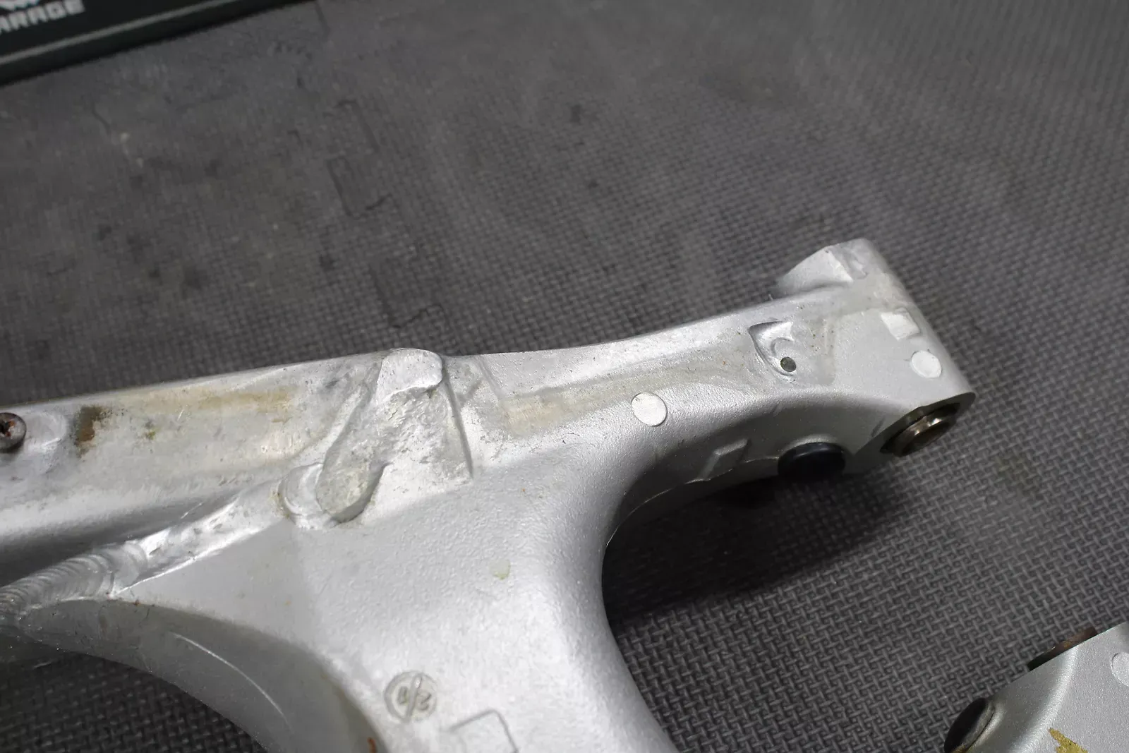 1999 YAMAHA YZ400F OEM SWINGARM SWING ARM SUSPENSION 5MV-22110-00-00