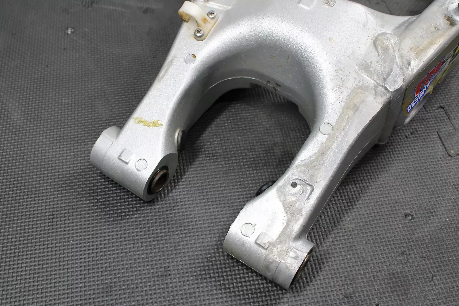 1999 YAMAHA YZ400F OEM SWINGARM SWING ARM SUSPENSION 5MV-22110-00-00