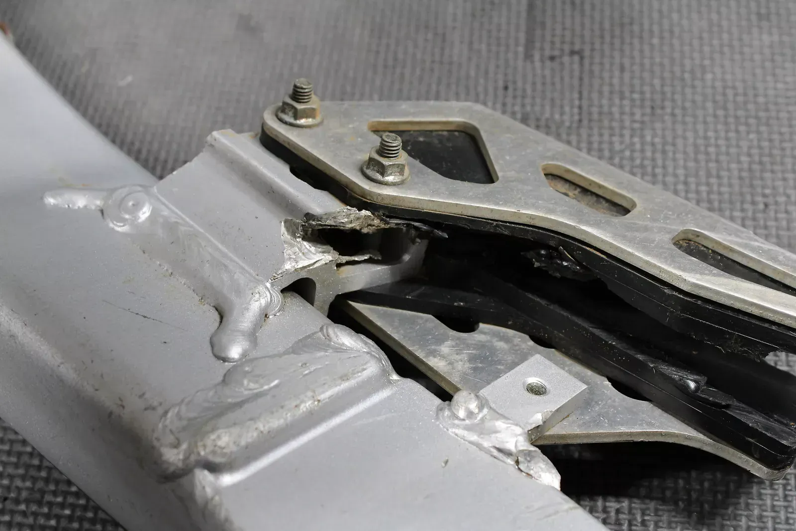 1999 YAMAHA YZ400F OEM SWINGARM SWING ARM SUSPENSION 5MV-22110-00-00