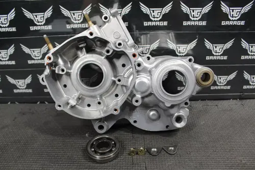 1998 YAMAHA YZ125 OEM LEFT ENGINE MOTOR CRANKCASE CRANK CASE BLOCK 5DH-15111-00
