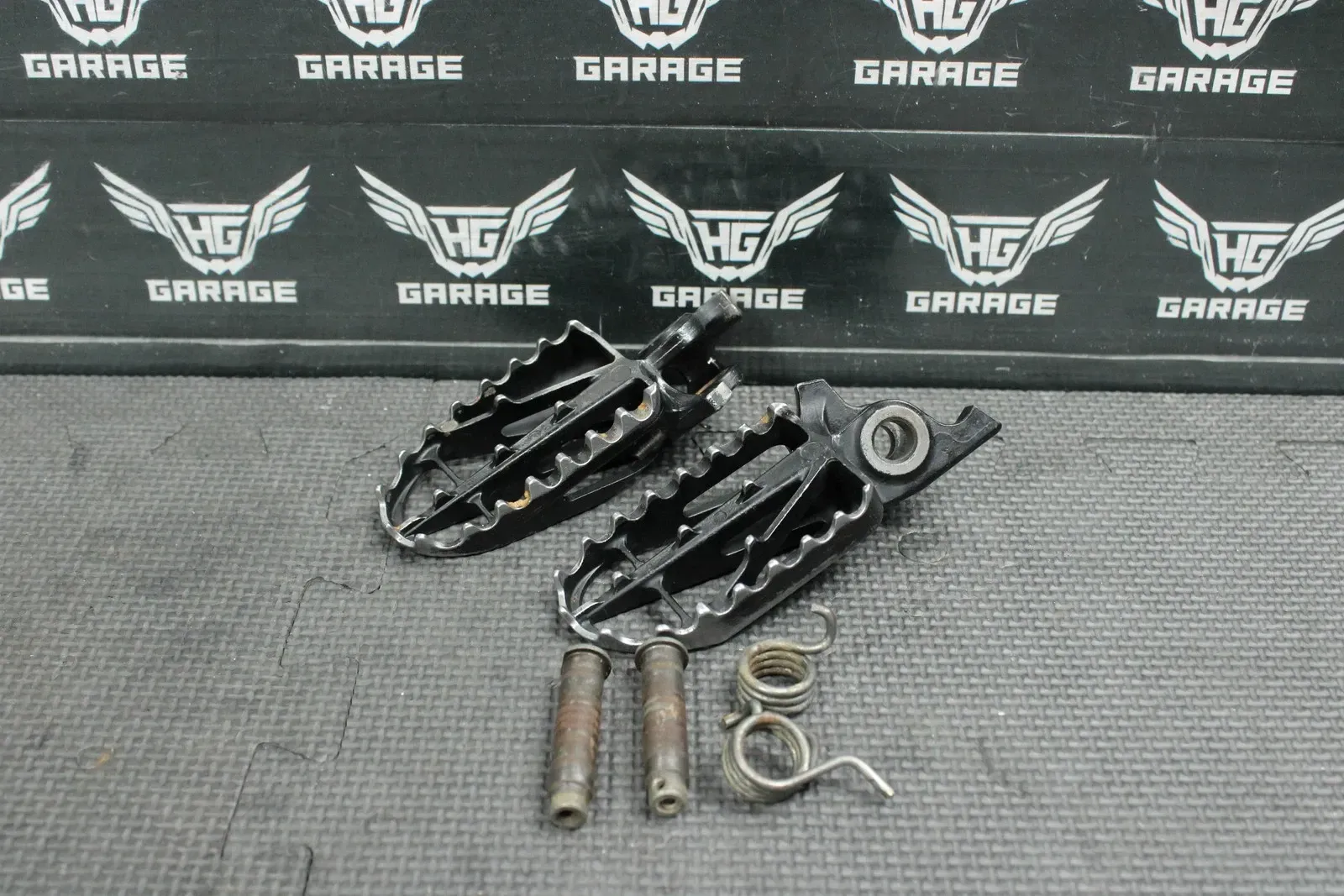 2004 HONDA OEM FOOT PEGS PEDALS FRAME STAND FOOTPEG PEDAL FOOTREST 50616-MEN-670