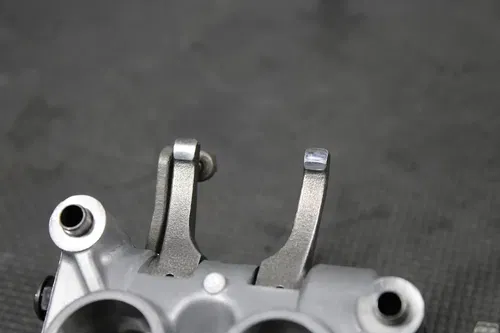 2006 HONDA CRF450R OEM ENGINE CAMSHAFT HOLDER TOWER ROCKER ARM  14110-MEN-670