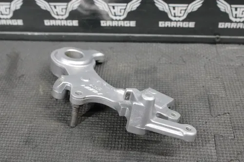 2002 YAMAHA OEM YZ125 REAR BRAKE CALIPER HANGER MOUNT BRACKET 5NY-2580W-00-00
