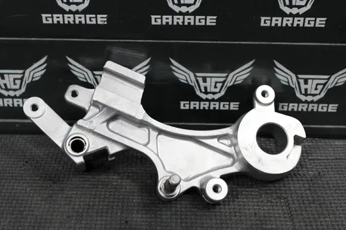 2002 YAMAHA OEM YZ125 REAR BRAKE CALIPER HANGER MOUNT BRACKET 5NY-2580W-00-00