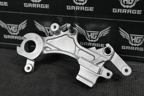 2002 YAMAHA OEM YZ125 REAR BRAKE CALIPER HANGER MOUNT BRACKET 5NY-2580W-00-00