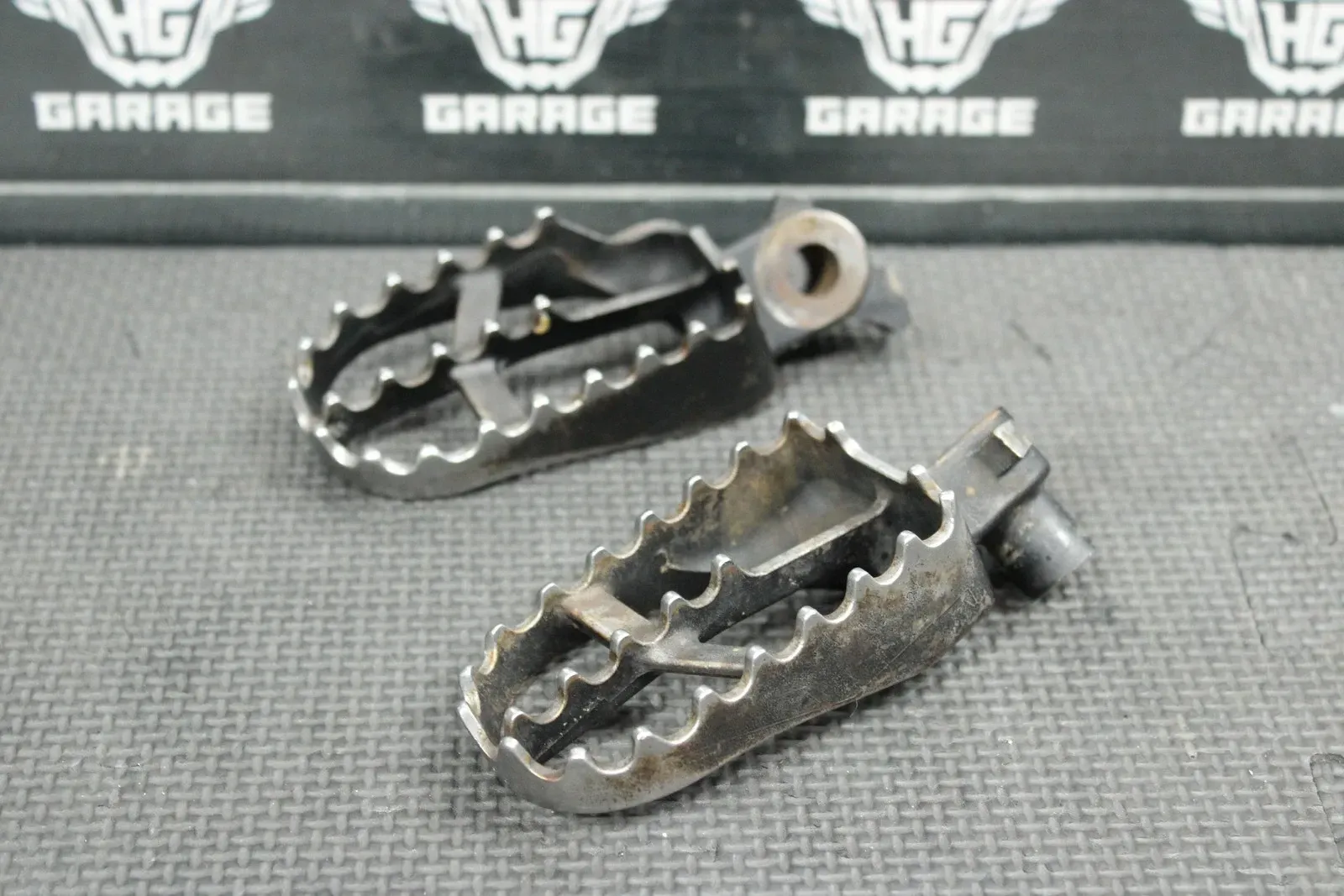 2002 YAMAHA YZ85 OEM FOOT PEGS PEDALS FRAME STAND FOOTPEG PEDAL FOOTREST