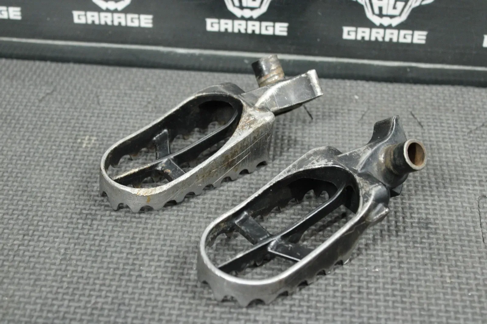 2002 YAMAHA YZ85 OEM FOOT PEGS PEDALS FRAME STAND FOOTPEG PEDAL FOOTREST