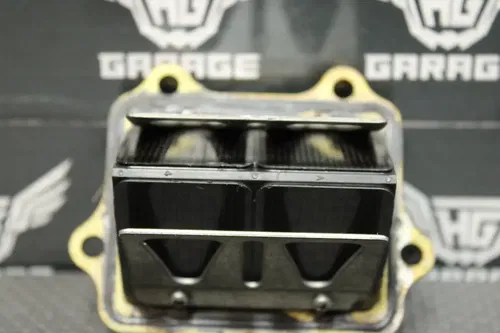 2002 YAMAHA 02-22 YZ250 OEM INTAKE REED BLOCK ASSEMBLY 5NX-13610-10