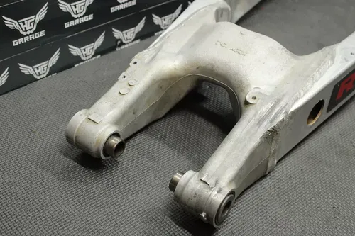 1996 HONDA CR125R CR250R OEM SWINGARM SWING ARM SUSPENSION 52100-KZ4-A10