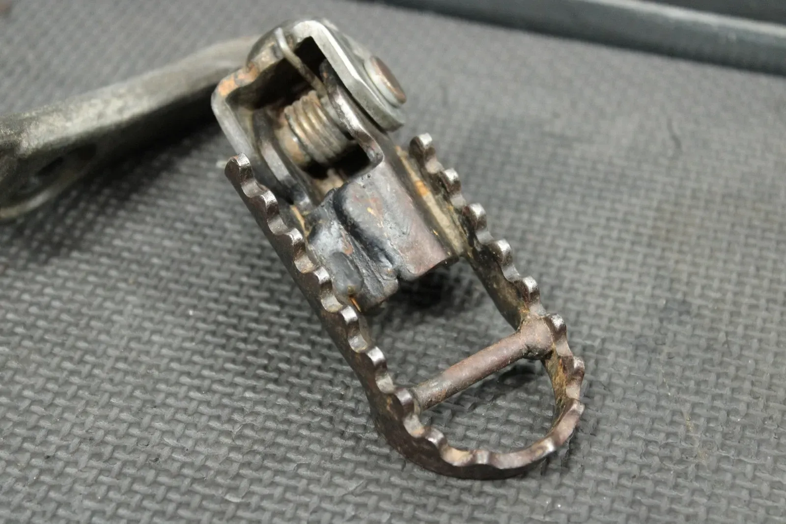 2005 KAWASAKI 03-06 KLX125 OEM FOOT PEGS PEDALS FRAME STAND FOOTPEG PEDAL