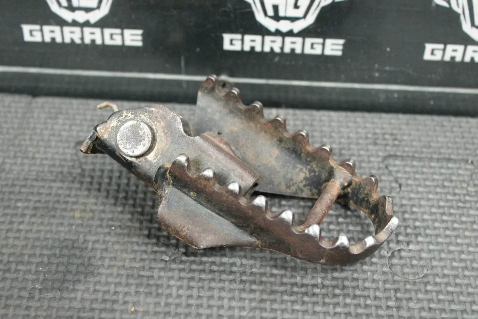 2005 KAWASAKI 03-06 KLX125 OEM FOOT PEGS PEDALS FRAME STAND FOOTPEG PEDAL