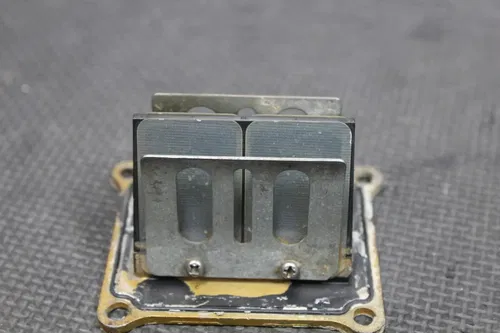 1999 SUZUKI RM125 OEM CARB INTAKE REED BLOCK ASSEMBLY REEDS 13110-36E01