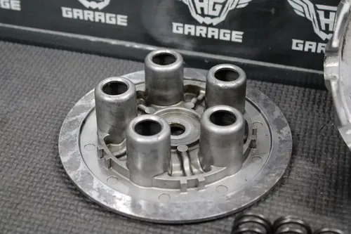 1998 SUZUKI RM125 OEM COMPLETE CLUTCH BASKET HUB NICE! 21200-43D04