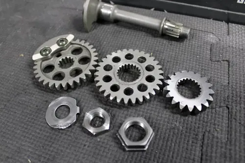 2006 YAMAHA YZ250F OEM CRANKSHAFT WATER PUMP COUNTER BALANCER SHAFT GEAR