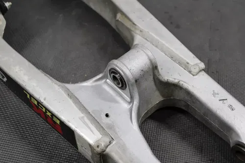 1999 SUZUKI 96-00 RM125 RM250 OEM SWINGARM SWING ARM SUSPENSION 61000-37E10