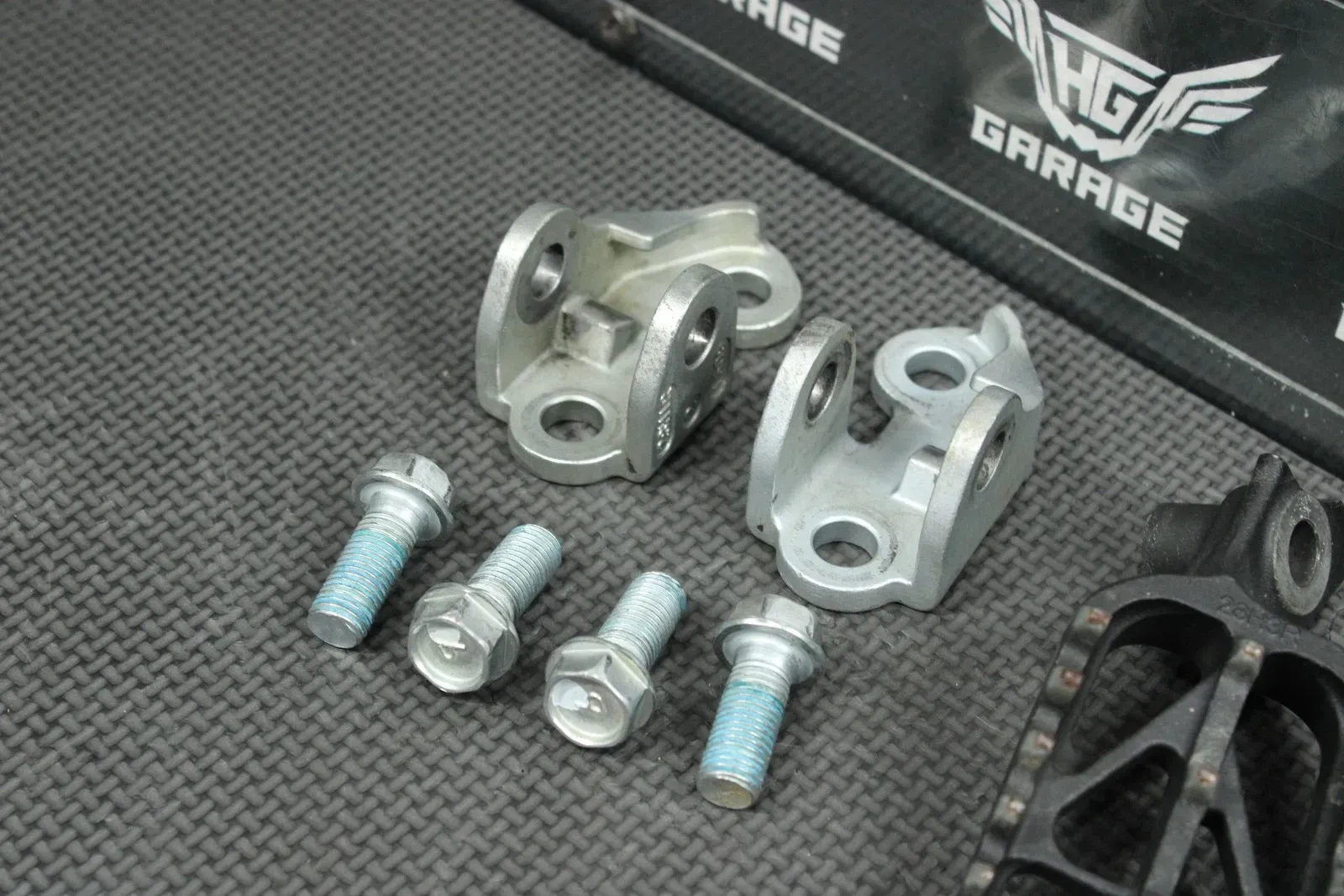 2018 SUZUKI RMZ250 OEM FOOT PEGS PEDALS FRAME STAND FOOTPEG PEDAL MINT!