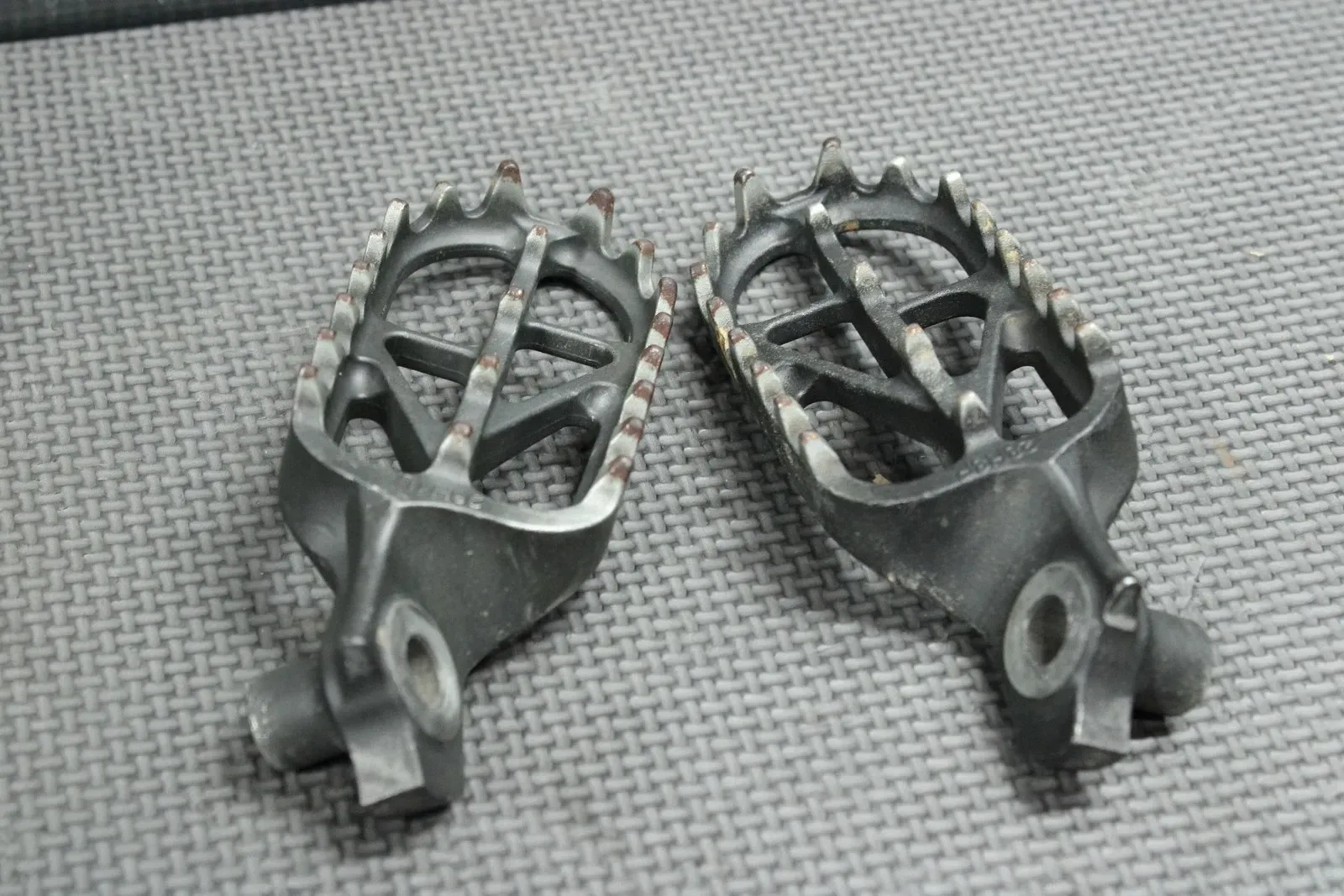 2018 SUZUKI RMZ250 OEM FOOT PEGS PEDALS FRAME STAND FOOTPEG PEDAL MINT!