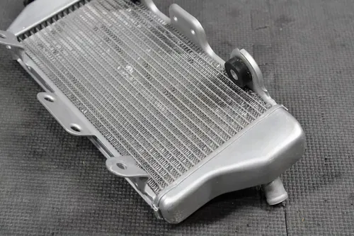 2006 YAMAHA YZ250F OEM RIGHT ENGINE MOTOR COOLING COOLER RADIATOR