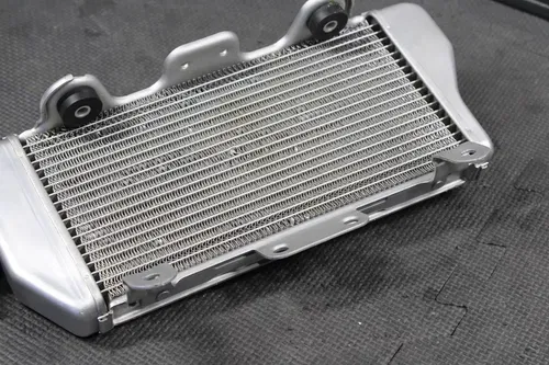2006 YAMAHA YZ250F OEM RIGHT ENGINE MOTOR COOLING COOLER RADIATOR