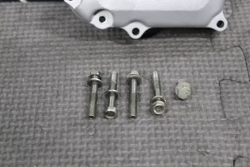 1998 YAMAHA YZ250 OEM ENGINE POWERVALVE LINKAGE COVER CYLINDER COVER
