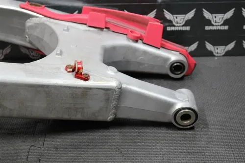 2005 HONDA CRF250R OEM SWINGARM SWING ARM SUSPENSION 52200-KRN-710